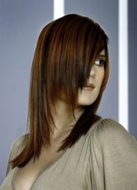женская стрижка лесенка на средние волосы 4