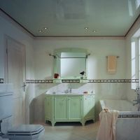 Натяжные глянцевые потолки ванная1