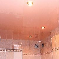 Натяжные глянцевые потолки ванная3