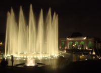 Парк фонтанов ночью