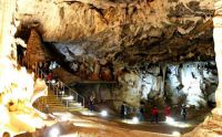Туристы в пещере Канго