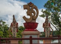 Символ индуизма возле храма