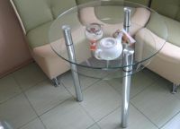 Стеклянный стол на кухню2