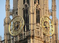 Часы на готической башне собора