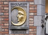 Эмблема De Halve Maan перед входом в музей пивоварения в Брюгге