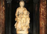 Скульптура Дева Мария с младенцем, созданная Микеланджело