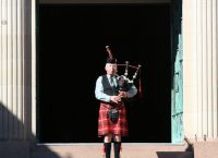Волынщик исполняет шотландскую погребальную песню