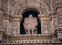 Фигура архангела Сан-Мигеля на фасаде церкви