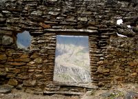 Кирпичная кладка, которая была стеной дома в Исканвайе