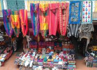 На рынке Ведьм продается яркий текстиль