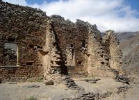 Остатки древнего сооружения в Исканвайе