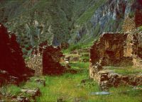 Руины, которые некогда служили стенами здания в Исканвайе