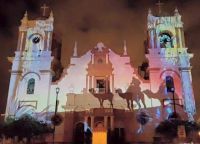 Световое шоу на фасаде кафедрального собора Сан-Педро-Сула