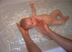 купание новорожденногов  большой ванне