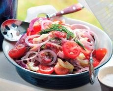 салат с помидорами и колбасой