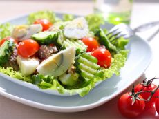 салат с тунцом и овощами