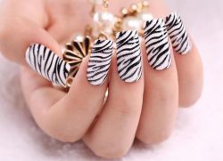 zebra manicure