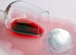 Как вывести пятно от красного вина1