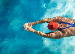 как научиться плавать взрослому человеку самостоятельно