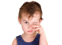 Почему ребенок моргает часто глазами