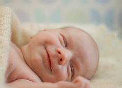 почему ребенок смеется во сне