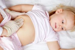 почему болит живот при температуре у ребенка