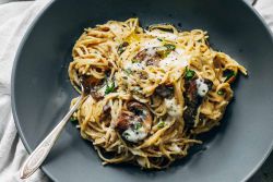 Спагетти со сливочным соусом и грибами