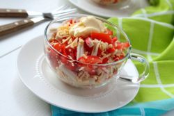 крабовый салат с помидорами и сыром