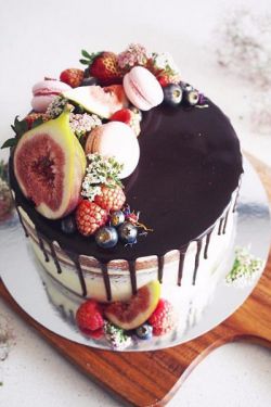 Как украсить торт шоколадом и фруктами 2