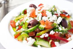 Овощной салат с брынзой – рецепт