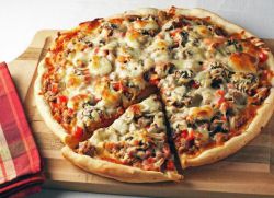 Пицца с колбасой, грибами, помидорами и сыром