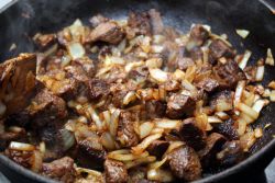 Жареное мясо с луком на сковороде – рецепт