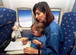 чем развлечь ребенка в самолете