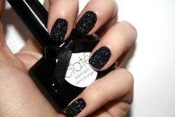 Caviar manicure