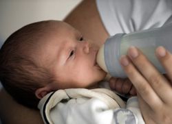Как кормить новорожденного из бутылочки