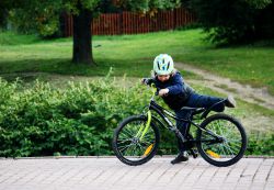 как научить ребенка кататься на двухколесном велосипеде