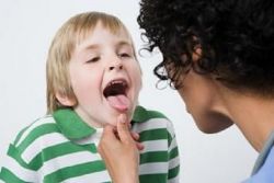 короткая уздечка языка у ребенка