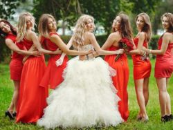 красное платье для подружки невесты