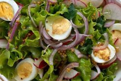 легкий салат с перепелиными яйцами