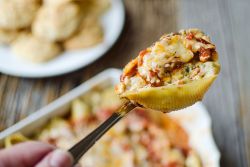 Фаршированные макароны-ракушки с овощами и смесью сыров