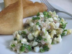салат из огурцов яиц и зеленого лука
