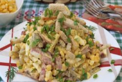 Салат с кукурузой, копченой колбасой, сухариками и капустой