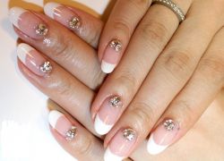 nails with rhinestones