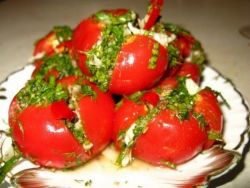 помидоры малосольные с чесночной начинкой