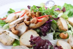 вкусный салат с жареными грибами
