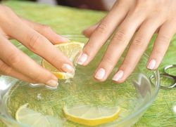 Whitening nails with lemon