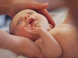 почему новорожденный икает после кормления