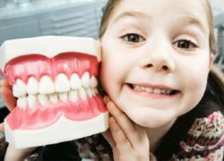 почему ребенок скрипит зубами днем