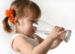 ребенок пьет много воды