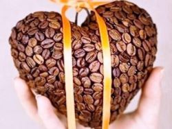 сердце из кофейных зерен